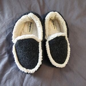 Dearfoams Black and White Cozy Slippers